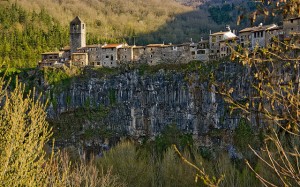 Pueblo en España en un precipio