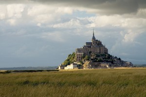 Un pueblo y un monasterio en Francia